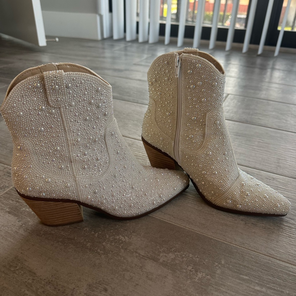 Betsy Johnson Diva Ivory Boots